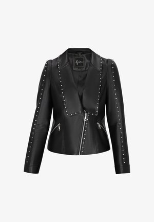 Veste en faux cuir noir avec un design à revers, clous argentés le long du devant et des manches, et fermeture éclair asymétrique.