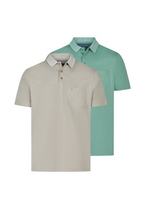 Dwa męskie polo z krótkim rękawem, kołnierzykami i kieszeniami na piersi, jeden beżowy z przodu, a drugi zielony za nim.