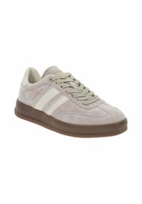 Sneaker in suede grigio chiaro con strisce bianche e argento, punta arrotondata e suola in gomma marrone; presenta lacci testurizzati e colletto imbottito.