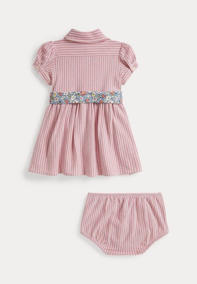 Ριγέ ροζ φόρεμα με κοντά μανίκια και γιακά, με ζώνη με λουλουδάτο μοτίβο· συνοδεύεται από αντίστοιχα ριγέ σόρτς.