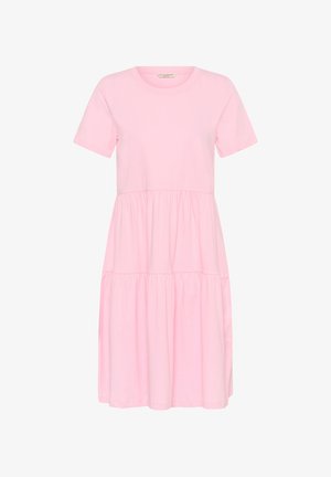 Robe à volants rose clair à manches courtes, encolure ronde et détails froncés à la taille et en bas de la jupe.