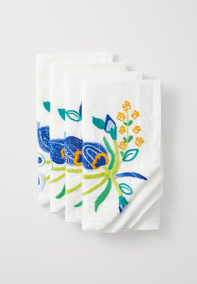 Set di quattro tovaglioli bianchi con ricami floreali colorati in blu, giallo e verde, caratterizzati da dettagli e modelli intricati.