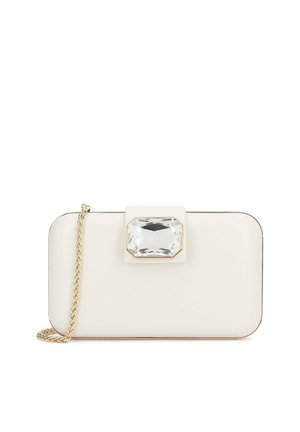 Clutch alb dreptunghiular cu margini rotunjite, curea din lanț auriu și o încuietoare mare dreptunghiulară cu piatră prețioasă transparentă, pe fundal alb.