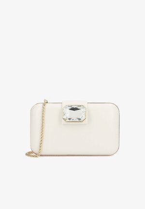 Clutch alb dreptunghiular cu margini rotunjite, curea din lanț auriu și o încuietoare mare dreptunghiulară cu piatră prețioasă transparentă, pe fundal alb.