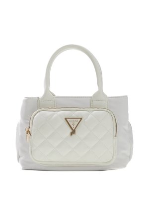 Weiße gesteppte Handtasche mit zwei Griffen und einer vorderen Reißverschlusstasche mit einem goldfarbenen Guess-Logo in Dreiecksform.