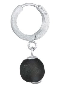 Boucle d'oreille en argent avec une finition texturée, présentant un pendentif en perle noire ronde attaché par une petite boucle.