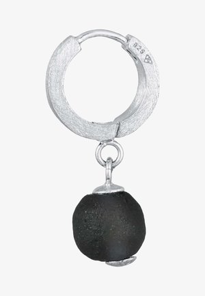 Boucle d'oreille en argent avec une finition texturée, présentant un pendentif en perle noire ronde attaché par une petite boucle.