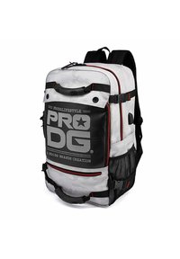 Mochila de camuflaje en negro y gris con correas ajustables, logo en la parte frontal, compartimentos con cremallera y bolsillo lateral de malla con acentos rojos.