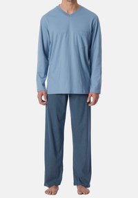 Conjunto de ropa de casa para hombres que incluye una camiseta de manga larga de color azul claro con un cuello en V y un bolsillo en el pecho, acompañada de pantalones de pijama azules con un patrón. Tejido suave y casual.
