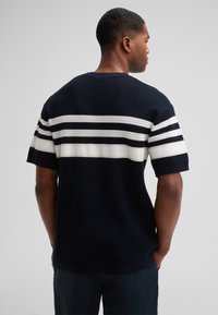 Marineblaues kurzärmliges Sweatshirt mit weißen und grauen horizontalen Streifen. Stricktextur mit Rundhalsausschnitt und lässiger Passform.