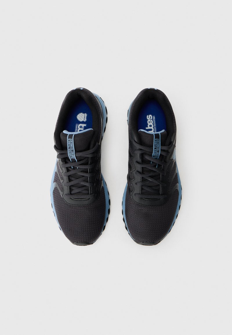 Schwarze sportliche Sneaker mit blauen Akzenten, aus Mesh-Gewebe, runder Zehenpartie, strukturiertem Obermaterial und flachen Schnürsenkeln. Die Sohle hat kleine kreisförmige Aussparungen.