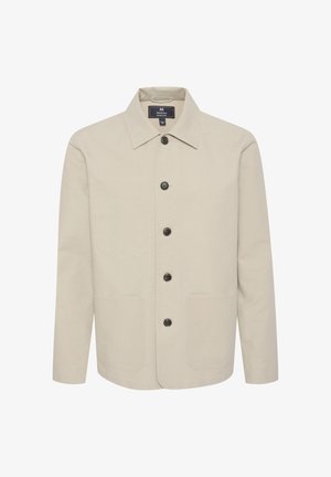 Beige jakke lavet af bomuld, med krave, knaplukning og to forlommer. Glat tekstur med brune knapper.