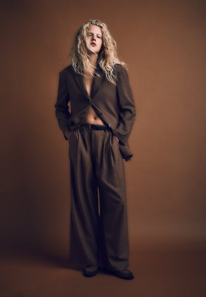 Stradivarius STRIPED SMART WITH DARTS - Pantalon classique - dark brown