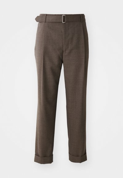 Pantalon marron sur mesure en tissu texturé, avec une ceinture et des ourlets retroussés. Le design comprend un devant plat et des poches latérales.