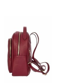 Sac à dos en cuir rouge avec une texture granuleuse, deux compartiments zippés, des bretelles ajustables et une poignée supérieure pour le porter. Accents en matériel doré.