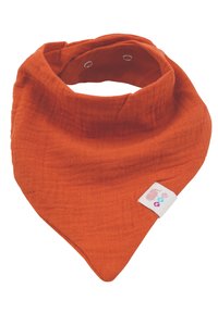 Bavoir en coton en orange vif avec une forme triangulaire. Il présente une texture douce et une petite étiquette de marque avec un design graphique.