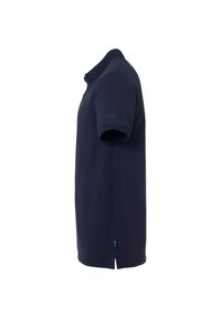 Navy blauwe polo met korte mouwen en kraag, met een zijsplit aan de onderkant en een subtiele logo op de linkermouw, tegen een witte achtergrond.