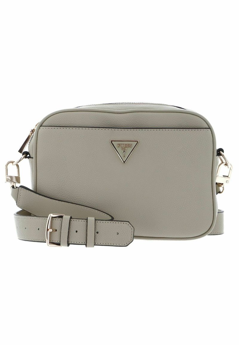 Szara skórzana torba crossbody z teksturowanym wykończeniem, złotą plakietką z logo, regulowanym paskiem oraz zamkiem błyskawicznym.