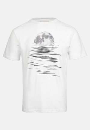 Fehér pamut póló, amelyen egy grafikus nyomat található, amely egy teljes holdat ábrázol fodrozódó víz felett, fekete és szürke árnyalatokkal a dizájnban.
