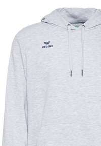 Grau, Baumwollmischung Kapuzenpulli mit einer Fronttasche, verstellbaren Zugbändern und blauem Logo auf der linken Brustseite. Glatte Textur, lässiges Design.