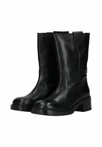 Botas de piel negra con un acabado suave, de altura media hasta la pantorrilla, puntera cuadrada y un tacón grueso. Cuenta con una tira de tirón para facilitar su uso.
