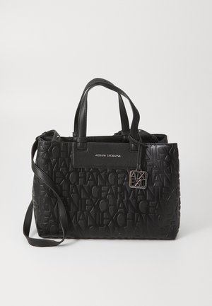 Borsa a tracolla in pelle nera con un motivo logo impresso, doppi manici superiori e una tracolla regolabile con un ciondolo metallico.