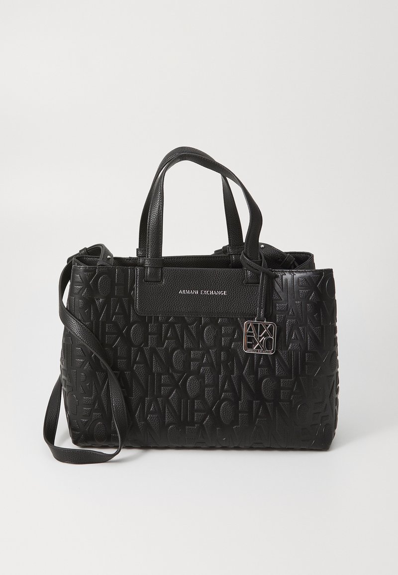 Bolsa de mão em couro preto com um padrão de logotipo em relevo, alças duplas na parte superior e uma alça de ombro ajustável com um charm metálico.