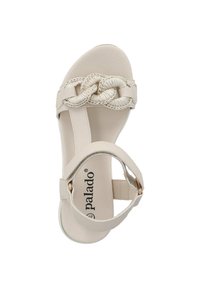 Sandal beige con design a fascia intrecciata, cinturino alla caviglia regolabile, suola testurizzata e logo sulla soletta. Materiale complessivamente liscio.