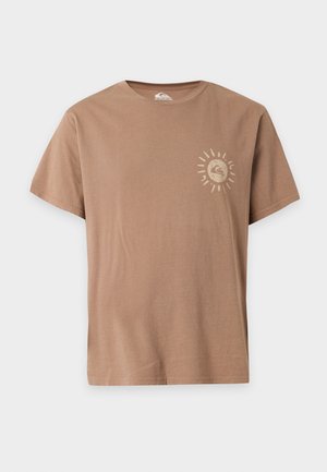Braunes T-Shirt mit kurzen Ärmeln und einer kleinen Sonnen- und Wellen-Grafik auf der linken Brustseite.