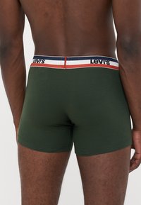Zöld boxer alsónadrág, alsó része szoros, több színű derekú pánttal, piros, fehér és kék csíkokkal, valamint a Levis logóval.
