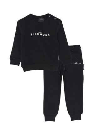 Set di felpa a maniche lunghe nera con pantaloni jogger abbinati, con la scritta "John Richmond" stampata in bianco sul davanti e sulla gamba.