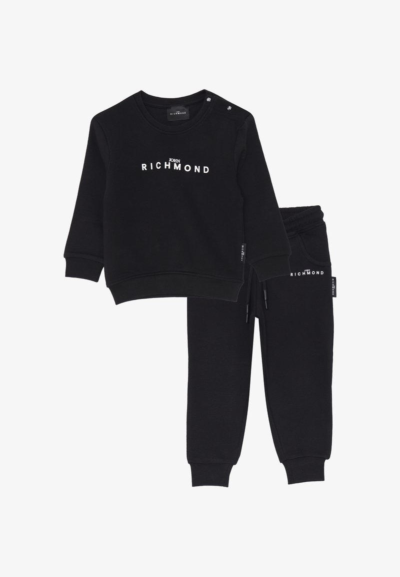 Set di felpa a maniche lunghe nera con pantaloni jogger abbinati, con la scritta "John Richmond" stampata in bianco sul davanti e sulla gamba.