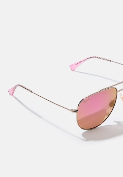 Gafas de sol aviador metálicas con lentes de gradiente rosa y puntas de patilla translúcidas en rosa. Montura delgada de oro con bisagras detalladas.