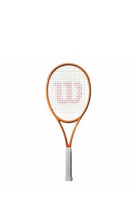 Racchetta da tennis arancione con manico grigio grip, caratterizzata da una rete di corde bianca e un logo "Wilson" rosa al centro.