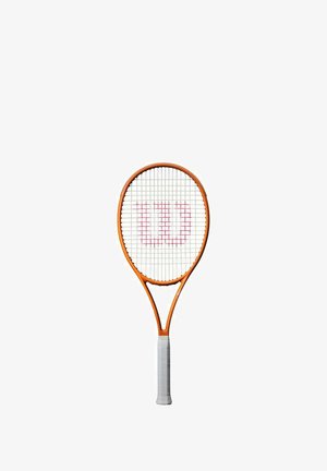 Oranje tennisracket met een grijze greep, voorzien van een witte snaarrooster en een roze "Wilson" logo in het midden.