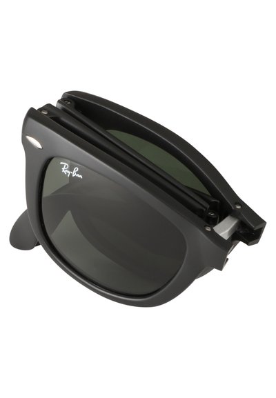 Черни слънчеви очила Ray-Ban с сгъваем дизайн, големи квадратни лещи и зелена нюанса. Разположени са метални акценти и текстурирано покритие.