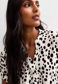 New Look DALMATIAN PRINT V-NECK - Camicetta - white pattern