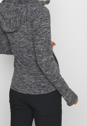 Haut de survêtement gris texturé avec capuche, manches longues et silhouette ajustée. Il présente un mélange de motifs gris foncé et clair.