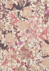 Tessuto floreale in tonalità di rosa pallido, viola e crema, caratterizzato da fiori e foglie intricati con forme e texture diverse.
