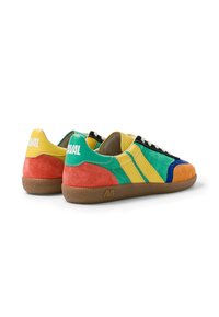 Paire de baskets basses colorées avec des panneaux en daim jaune, vert, bleu, orange et rouge et des semelles en caoutchouc marron, vues de l'arrière.