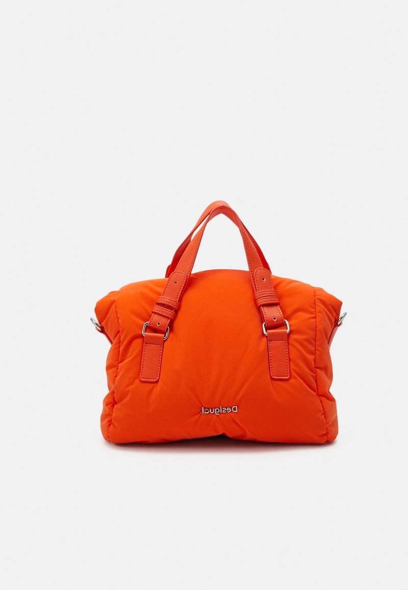 Sac à main matelassé orange vif avec deux poignées courtes, anneaux latéraux et un petit logo métallique au centre devant.