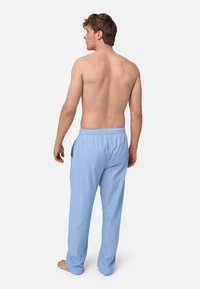 Lichtblauwe katoenen pyjamabroek met een elastische tailleband, voorzien van twee zijzakken. De stof ziet er zacht en ademend uit.