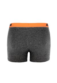 Herren-Boxershorts aus dunklem grauem Stoff, mit einem orangefarbenen Elastikbund mit schwarzem Branding. Glatte Textur, enganliegendes Design.