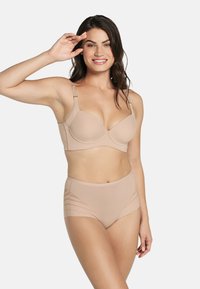 Lichtbeige bh en hoge taille slip set met gladde stof, gevormde cups en verstelbare banden. De slip heeft een gestreept ontwerp aan de zijkanten.