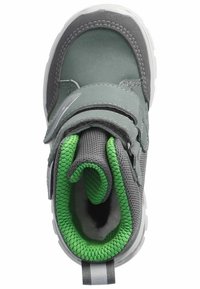 Grå sneakerboot med en tekstureret overdel, grønne accenter, dobbelte velcro-stropper og en hvid gummisål. Designet til nem påtagning.