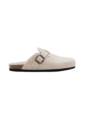 Zueco beige tipo slip-on con correa ajustable con hebilla, plantilla de corcho y suela negra, mostrado de lado sobre fondo blanco.