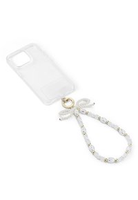 Przezroczyste etui na telefon z odczepianym paskiem z koralików, ozdobionym białymi perłami, złotymi akcentami i wzorem kokardki, podkreślające teksturowany, dekoracyjny element.