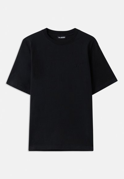 Tricou negru din bumbac, cu guler rotund și mâneci scurte. Prezintă un logo brodat discret pe partea stângă a pieptului. Textură plată și netedă.