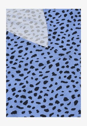 Blauer Stoff mit unregelmäßigen schwarzen Leopardenflecken und ein teilweise gefalteter weißer Stoff mit grauen Leopardenflecken.