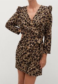 Vestido envolvente con estampado de leopardo en tonos marrones y negros, con mangas largas y acentos de volantes en los hombros. Textura de tejido suave.